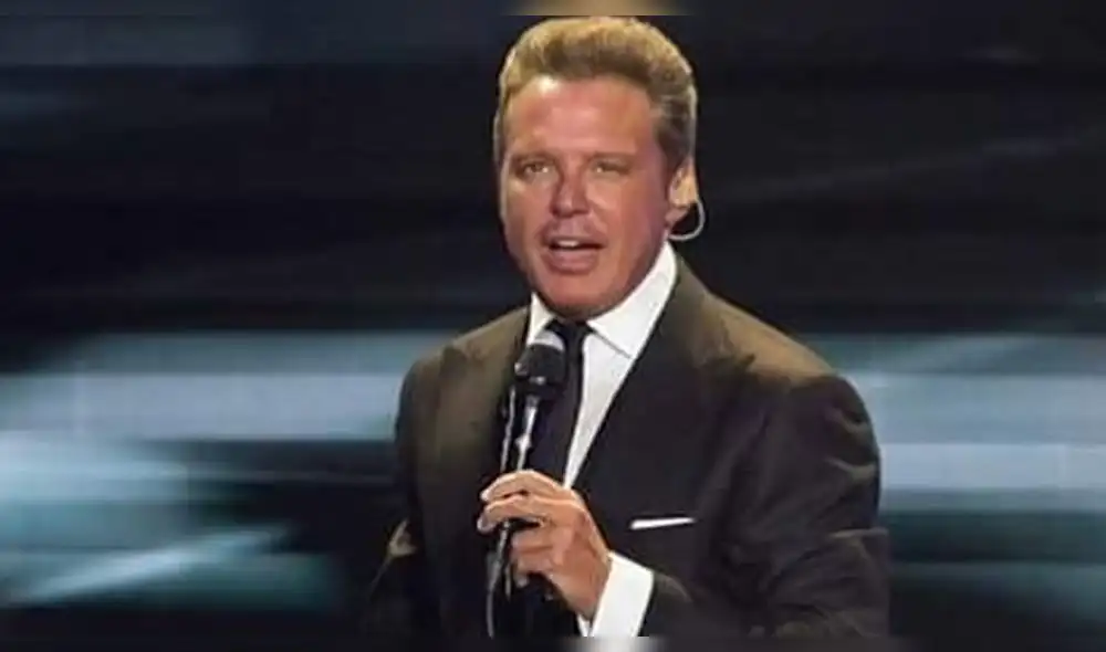 Luis Miguel se enoja en pleno show y lanza objetos al público [VIDEO]