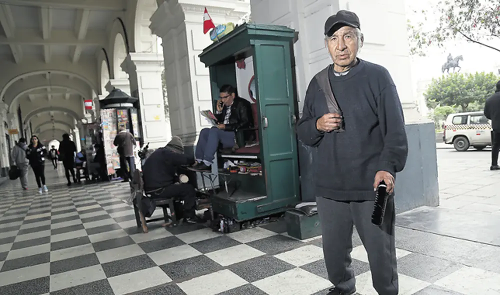 Memorioso. Américo Huarco (79) tiene 60 años trabajando en la Plaza San Martín. Conoce personajes e historias de quienes llegaban a los locales del lugar.