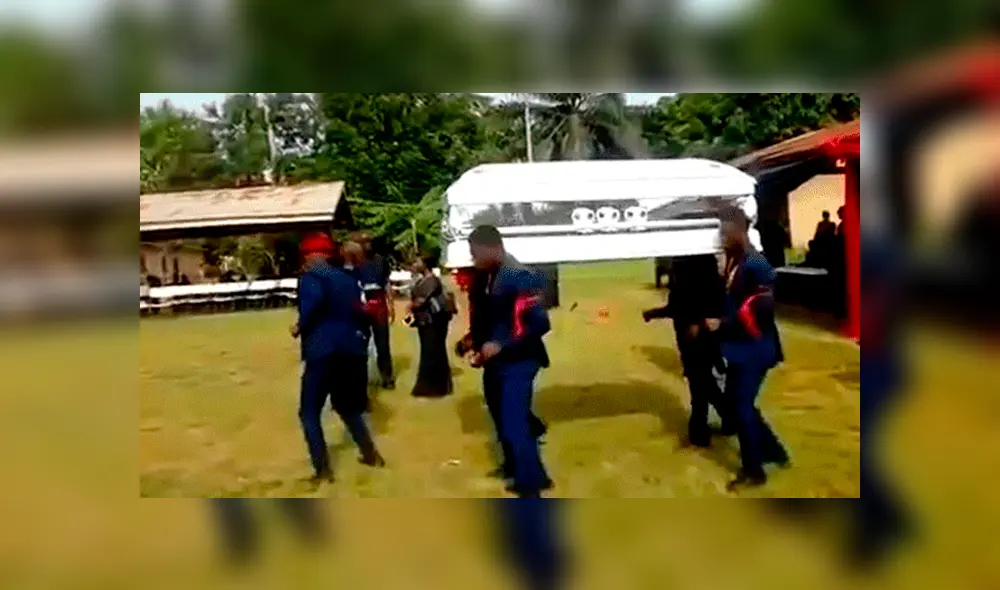 YouTube viral: hombres danzan con ataúd en hombros y un descuido hace que el cadáver caiga [VIDEO]