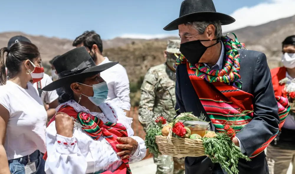Sagasti fue vestido con prendas típicas de Ticaco. Foto: Aldair Mejia Sagasti fue vestido con prendas típicas de Ticaco. Foto: Aldair Mejia