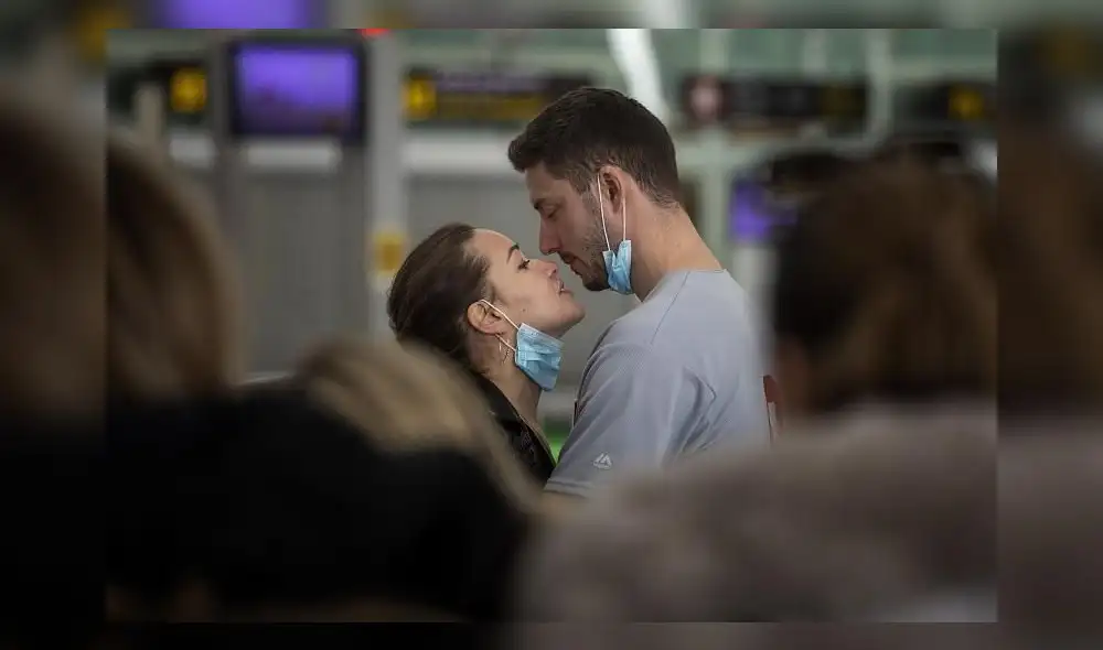 Pareja en aeropuerto de Barcelona se besa un día antes de que se decrete el estado de alarma en España. (Foto: Euronews)