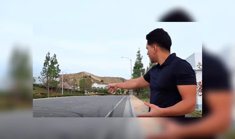 Desliza hacia la izquierda para ver el mensaje que encontró un fan en el lugar donde Paul Walker perdió la vida. Imagen viral de YouTube.