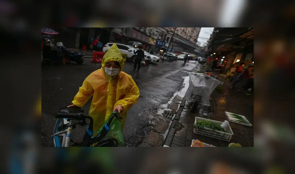 A man wearing a face mask arrives to buy vegetables at a stall in Wuhan in China's central Hubei province on April 18, 2020. (Photo by Hector RETAMAL / AFP) A man wearing a face mask arrives to buy vegetables at a stall in Wuhan in China's central Hubei province on April 18, 2020. (Photo by Hector RETAMAL / AFP)