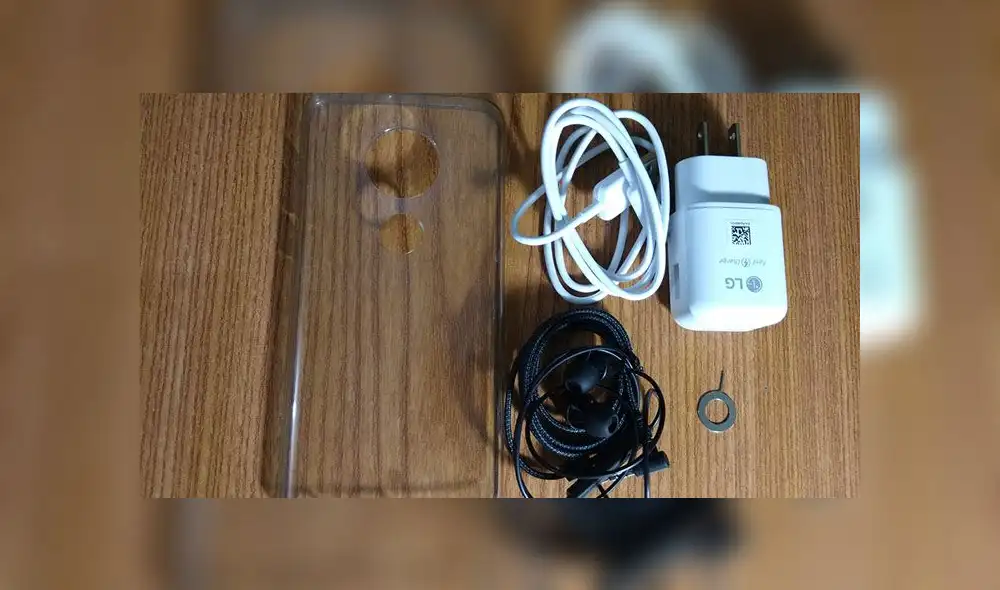 LG G8SThinQ también viene con un protector de color transparente, auriculares y la llave para la tarjeta SIM.