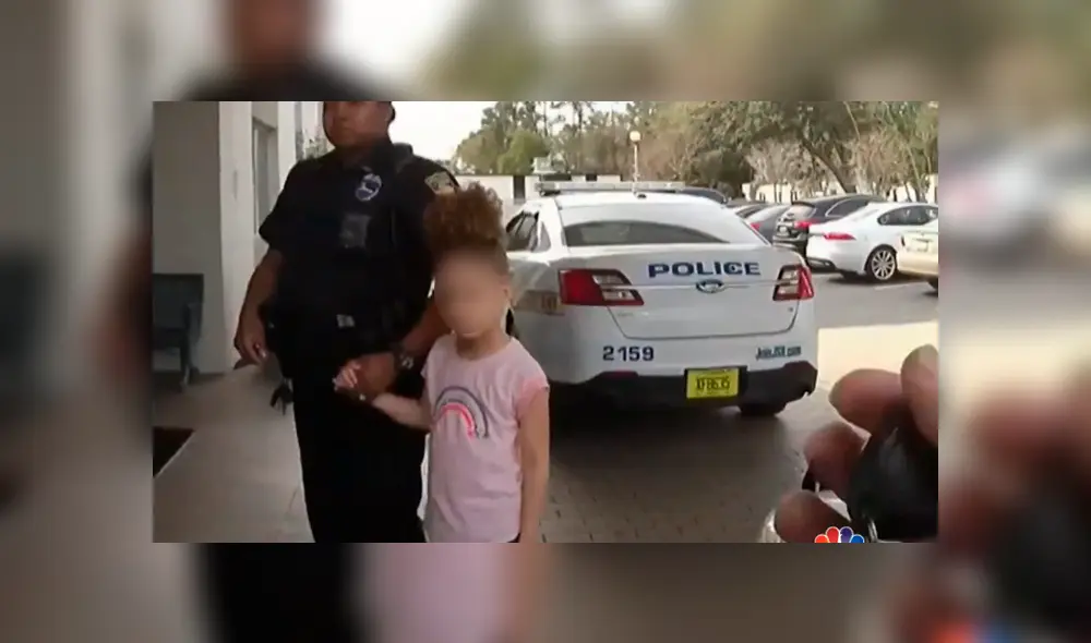 La menor se mostraba tranquila cuando la oficial la llevaba de la mano hacia el centro de salud. (Foto: captura) La menor se mostraba tranquila cuando la oficial la llevaba de la mano hacia el centro de salud. (Foto: captura)