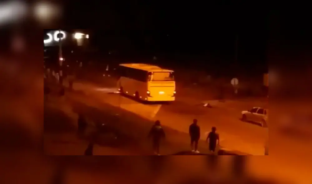 En la rambla de Montevideo unas personas lanzaron piedras a los vehículos castrenses. Foto: captura