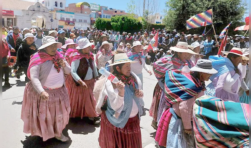 Población de Pilcuyo en marcha en la ciudad de Ilave. Foto: Liubomir Fernández/URPI-LR