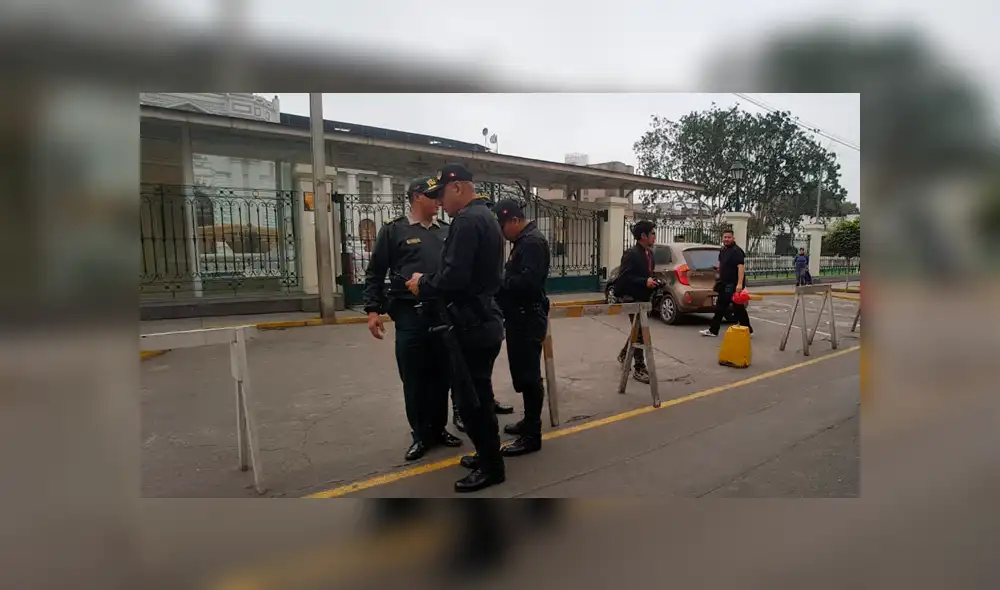 Hallan automóvil con placa adulterada en exteriores del Congreso. Foto: La República Hallan automóvil con placa adulterada en exteriores del Congreso. Foto: La República