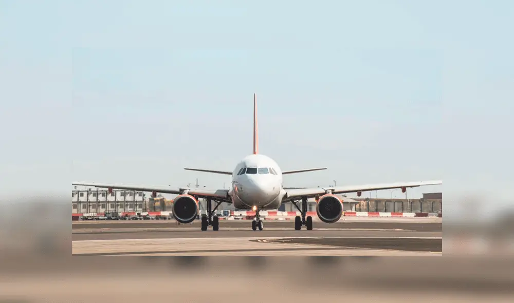 Turistas abren puerta de emergencia para detener vuelo que perdieron por demorarse en un bar