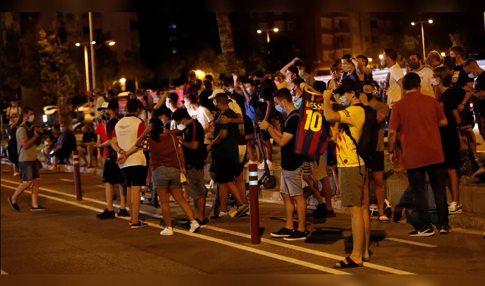 '¡Bartomeu dimisión!' es el cántico que se escucha en el estadio Camp Nou. Foto: EFE.
