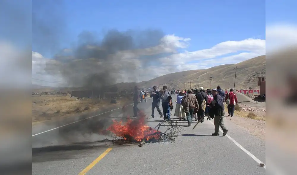 MAS DE UN CENTENAR DE POBLADORES DE JULIACA BLOQUEARON HOY JUEVES 23, VARIOS TRAMOS DE LA CARRETERA PUNO CUSCO, EN PROTESTA CONTRA LAS CONCESIONES MINERAS, EN EL MARCO DE LA HUELGA INDEFINIDA.
