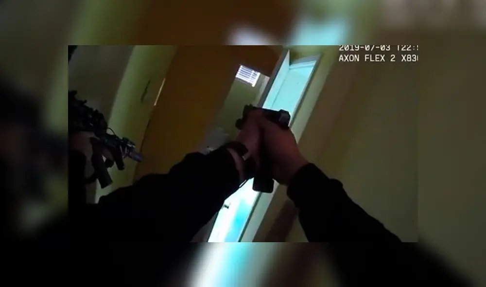 La policía de la ciudad Chino, California, realizaba un operativo antidrogas en una vivienda. Captura de video/Daily Mail.