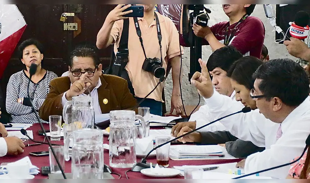 cruce verbal. Bernal culpó a Hancco de orquestar protestas contra el gobernador. Dijo que pedirá que la fiscalía lo investigue por el bloqueo del km 48. cruce verbal. Bernal culpó a Hancco de orquestar protestas contra el gobernador. Dijo que pedirá que la fiscalía lo investigue por el bloqueo del km 48.