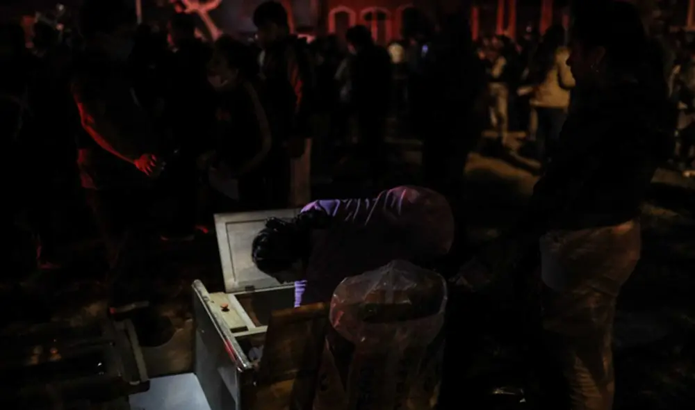 Vecinos del lugar intentaron salvar lo que pudieron. (Foto: Aldair Mejía) Vecinos del lugar intentaron salvar lo que pudieron. (Foto: Aldair Mejía)
