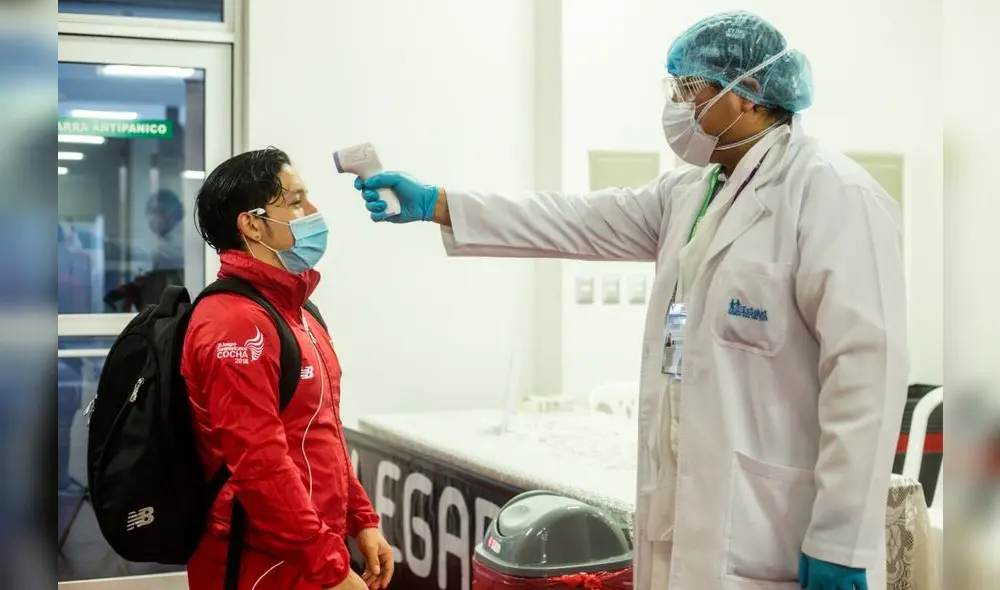 Antes de ingresar a su campo de entrenamiento, los atletas pasan por controles de temperatura y desinfección. Foto: John Reyes.