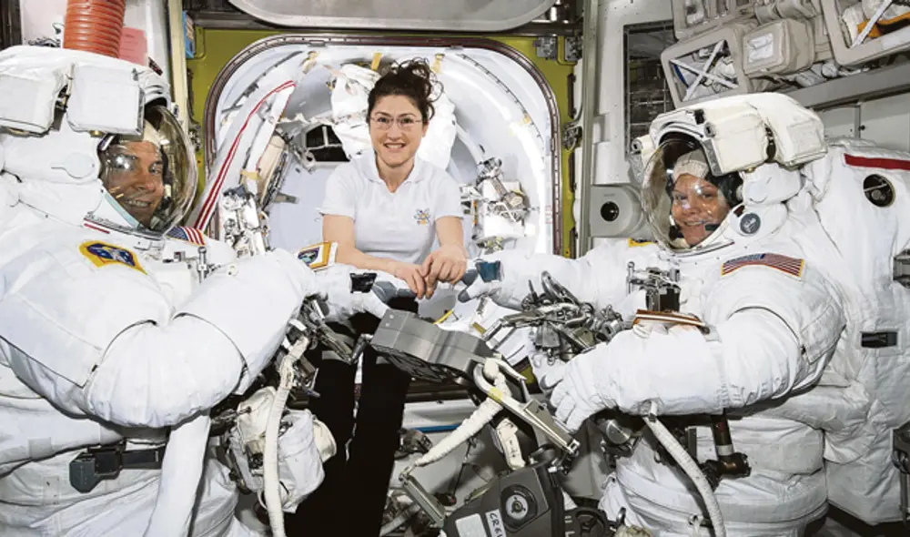 Listos. Christina Koch se prepara para caminata espacial.
