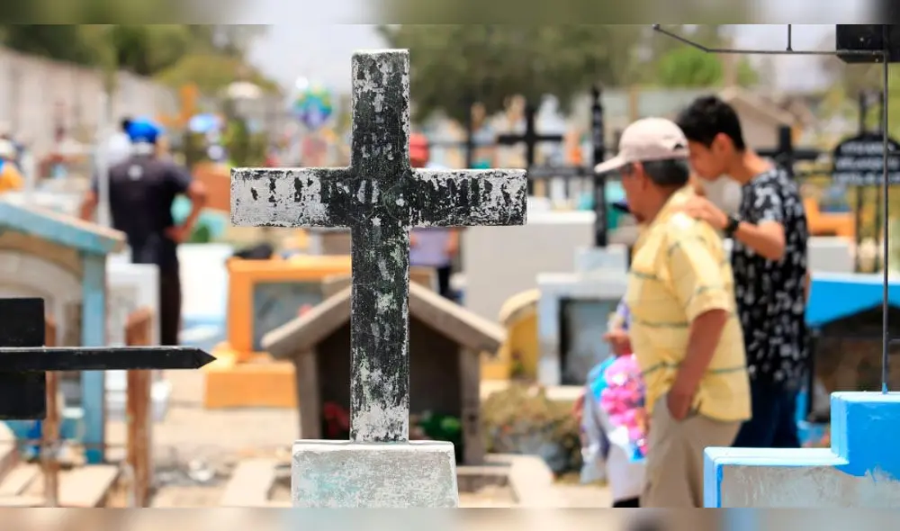 Música y oración en el Día de Todos los Santos en Arequipa. Fotógrafo: Oswald Charca. Música y oración en el Día de Todos los Santos en Arequipa. Fotógrafo: Oswald Charca.