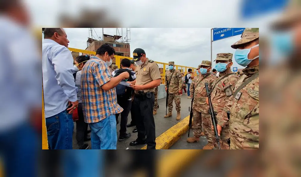 Agentes solicitan documentos a las personas que transitan por las principales vías. Foto: URPI-GLR Agentes solicitan documentos a las personas que transitan por las principales vías. Foto: URPI-GLR