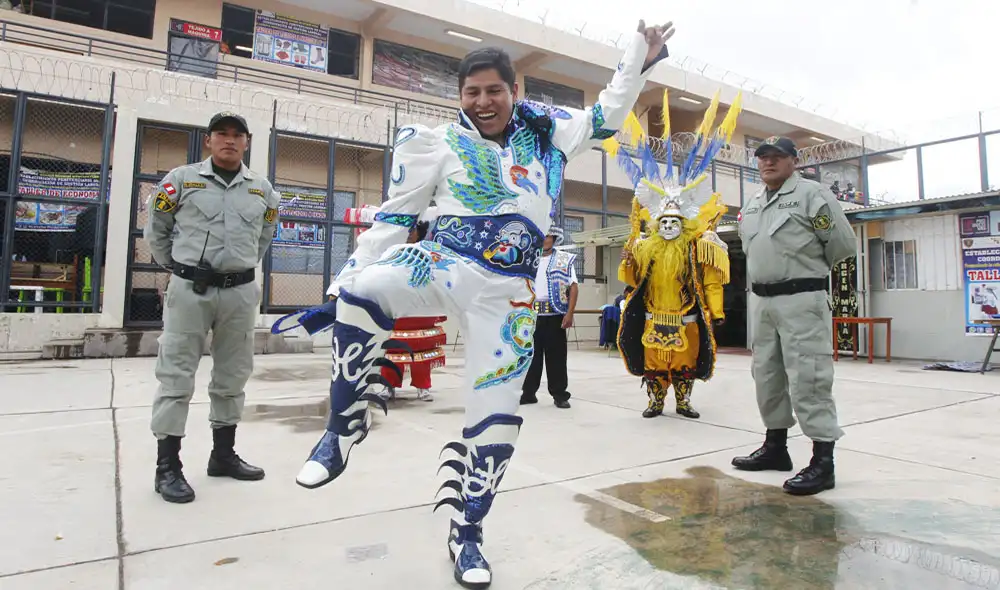 Internos también aprenden a fabricar disfraces y bordados. Internos también aprenden a fabricar disfraces y bordados.