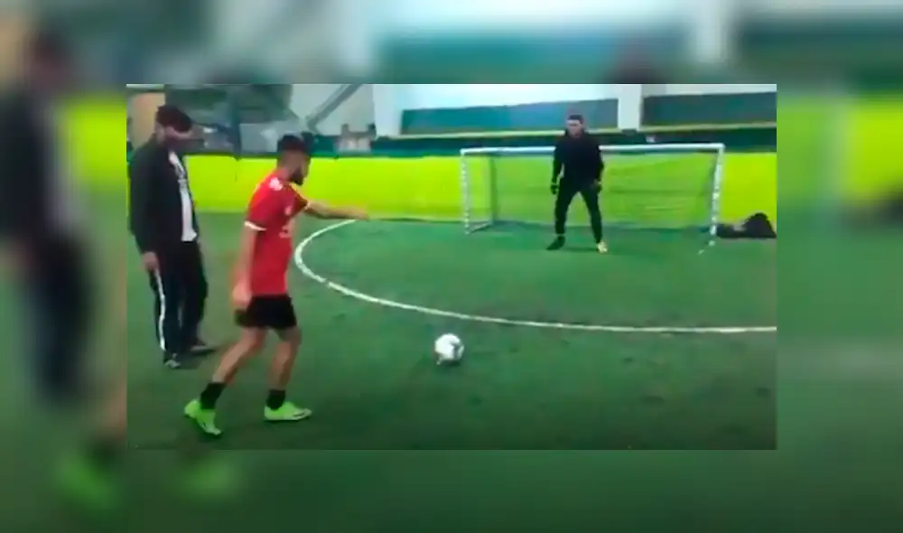 Facebook viral: futbolista patea increíble penal solo para burlarse del arquero [VIDEO]