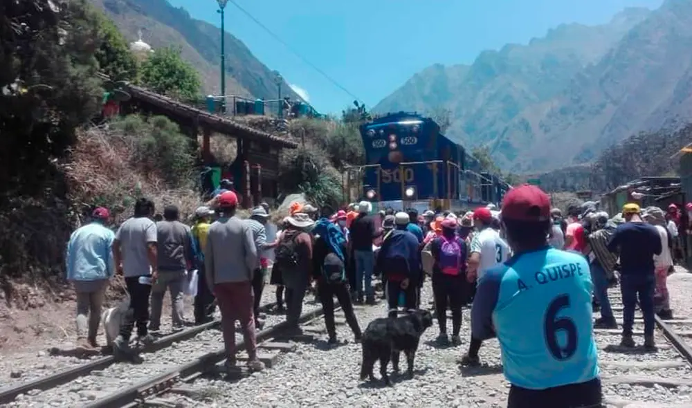 Con carteles y arengas, los manifestantes expresaron su descontento. Foto: Cusco En Portada.