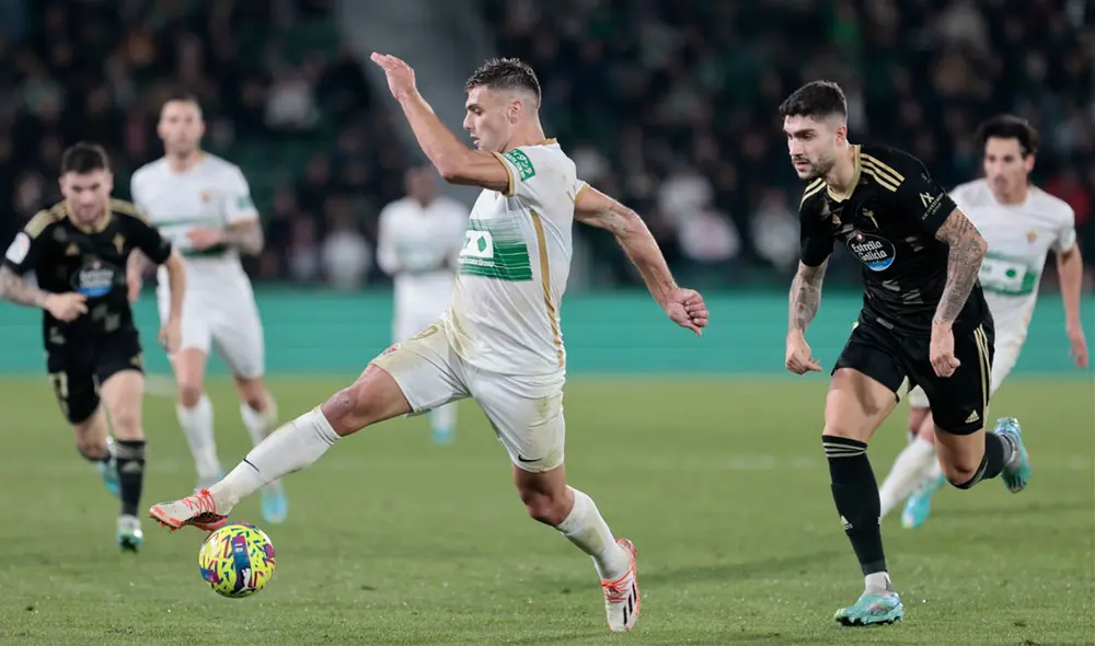 Elche y Celta de Vigo pelean en la zona baja de la tabla de posiciones en España. Foto: EFE Elche y Celta de Vigo pelean en la zona baja de la tabla de posiciones en España. Foto: EFE