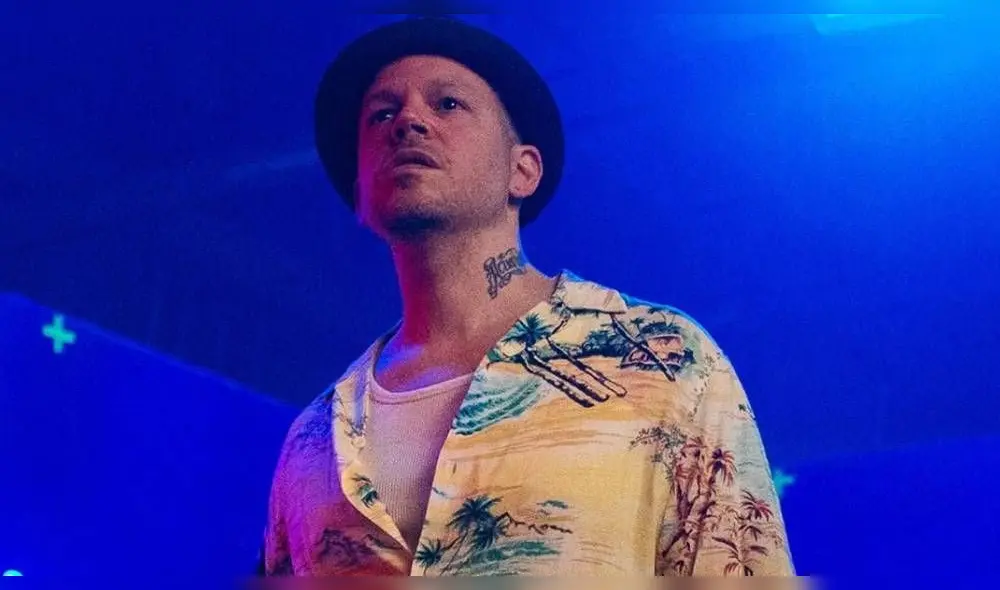 Durante uno de los besos del video de “Antes que el mundo se acabe” se puede observar como el cabello de una de las participantes forma un corazón.(Foto: Instagram)