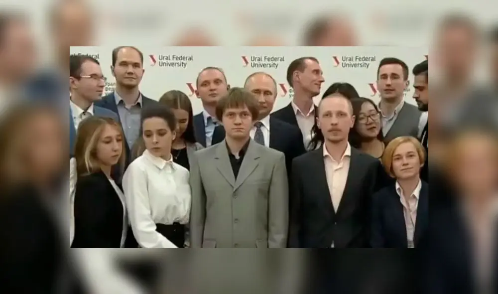 Estudiante tapa al presidente de Rusia mientras toman fotografía oficial de la visita del mandatario a una universidad. Foto captura YouTube. Estudiante tapa al presidente de Rusia mientras toman fotografía oficial de la visita del mandatario a una universidad. Foto captura YouTube.
