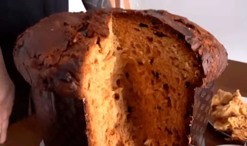 Desliza las imágenes para ver el aspecto que tiene este gigantesco panetón que se vende actualmente en Lima. Foto: captura de YouTube/El cholo mena