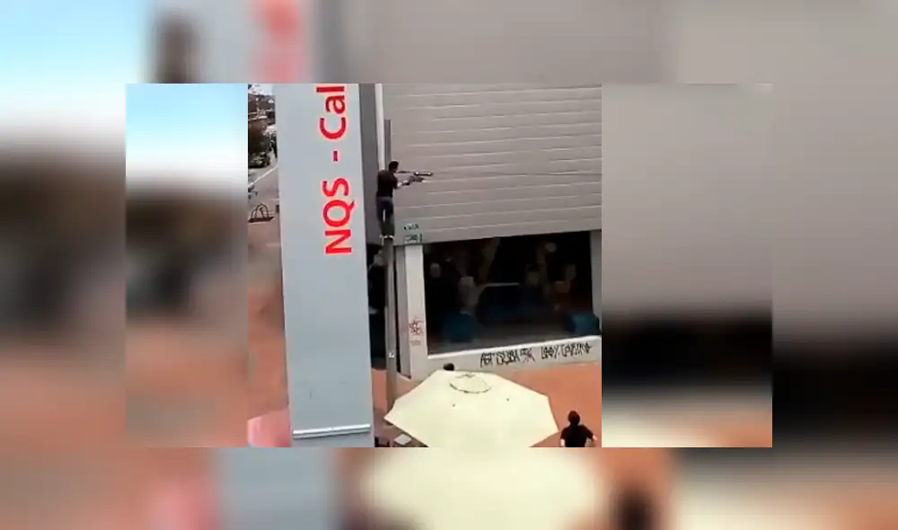 Hombre arriesgó su vida para rescatar a un ave que se había quedado atrapada en un poste de luz