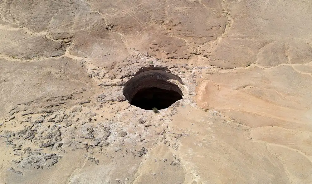 Vista aérea del "pozo del infierno", ubicado en el desierto de la provincia de Al-Mahra, Yemén. Foto: AFP