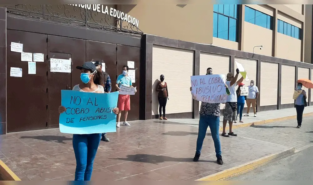 Padres de familia del colegio Santa María Reina protestan por pensiones.