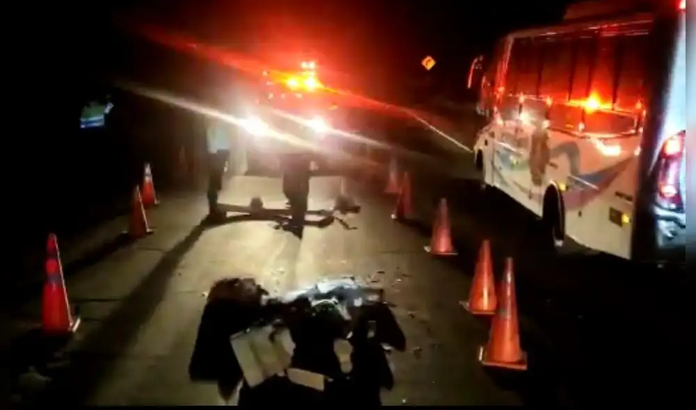 Anciano muere atropellado por un vehículo que se dio a la fuga. Anciano muere atropellado por un vehículo que se dio a la fuga.