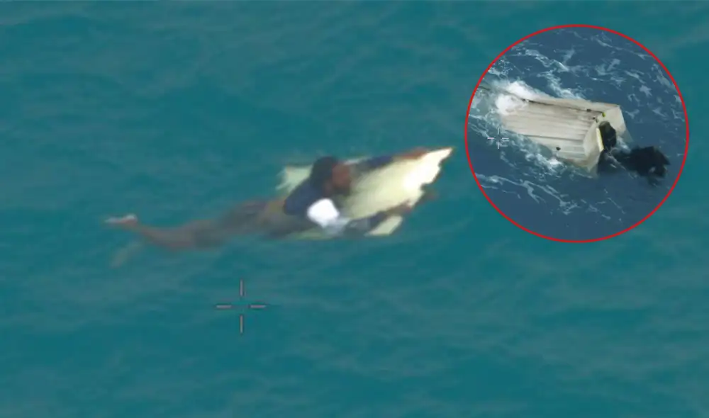 El hombre permaneció encima de  los restos de su bote para mantenerse con vida. Foto: composición LR /Australian Maritime Safety Authority - AMSA/Facebook
