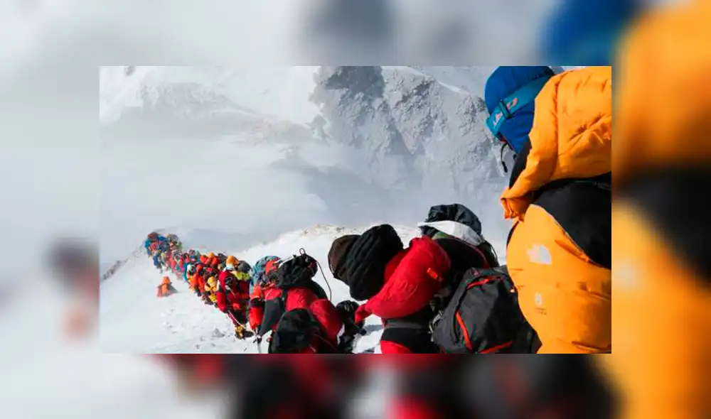Monte Everest: publican foto de montañistas haciendo cola en medio de un cadáver