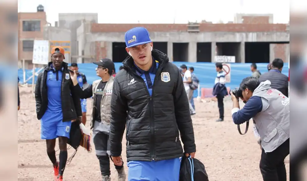 Donald Millan ingresando al estadio Guillermo Briceño Rosamedina de Juliaca.