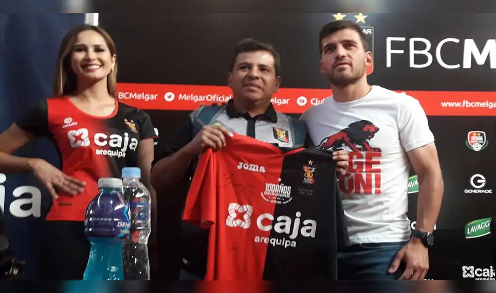 Hinchas dieron palabras de aliento al delantero argentino. Hinchas dieron palabras de aliento al delantero argentino.