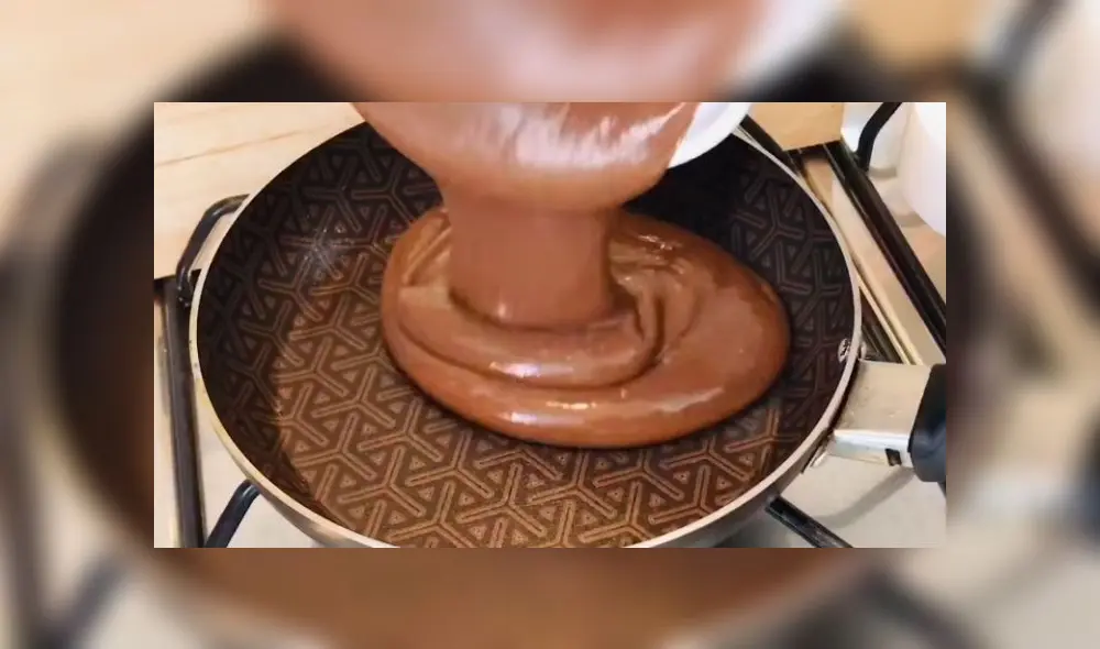 Desliza las imágenes para ver la sencilla receta del pastel de chocolate en una sartén.