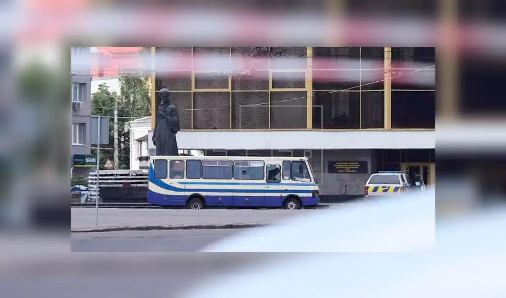 Un sujeto secuestra a 20 pasajeros en la ciudad de Lutsk, Ucrania. (Foto: EFE - Nikolay Martynyuk)