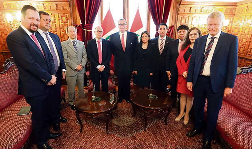 En duda. Pedro Olaechea y la bancada del fujimorismo se burlaron del país al invitar a la Comisión de Venecia para reforma.