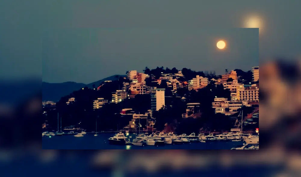 El puerto de Acapulco bajo la luz de la superluna rosa. Foto: FFM