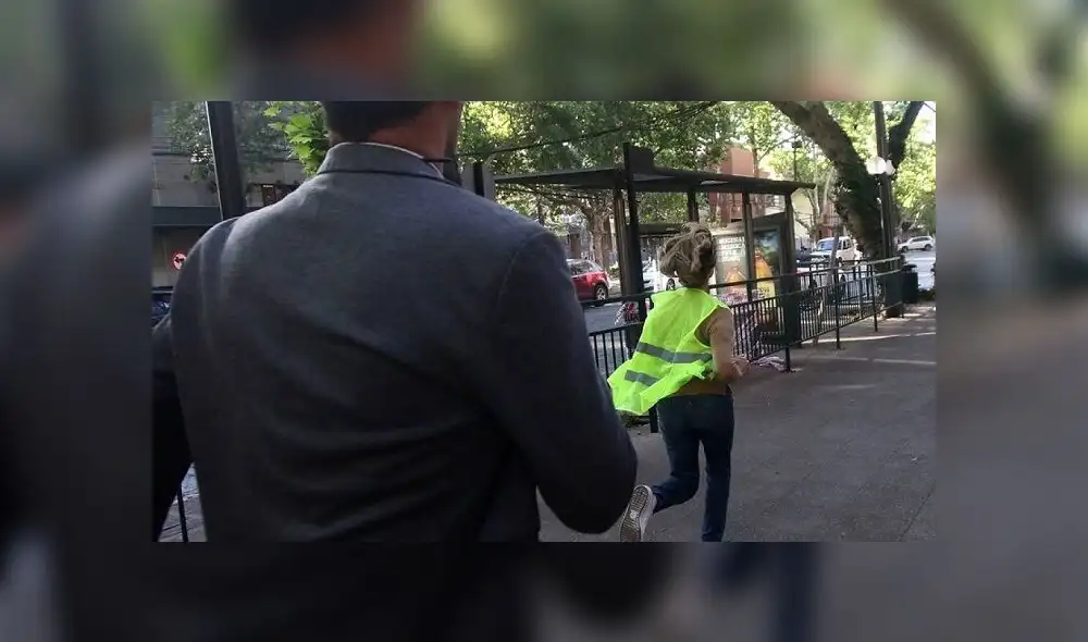 La alcaldesa salió corriendo para escapar de los periodistas. La alcaldesa salió corriendo para escapar de los periodistas.