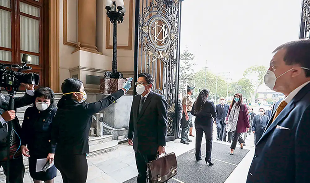 Control. Se midió la temperatura de los asistentes al Pleno. Foto: Congreso