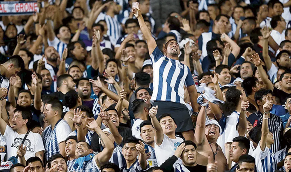 A celebrar. Los hinchas de Alianza Lima no dejaron de alentar a su equipo en el Nacional.