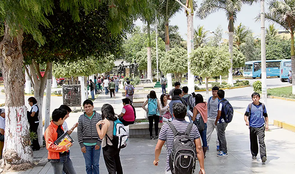En incertidumbre. Estudiantes de la U. Pedro Ruiz Gallo.