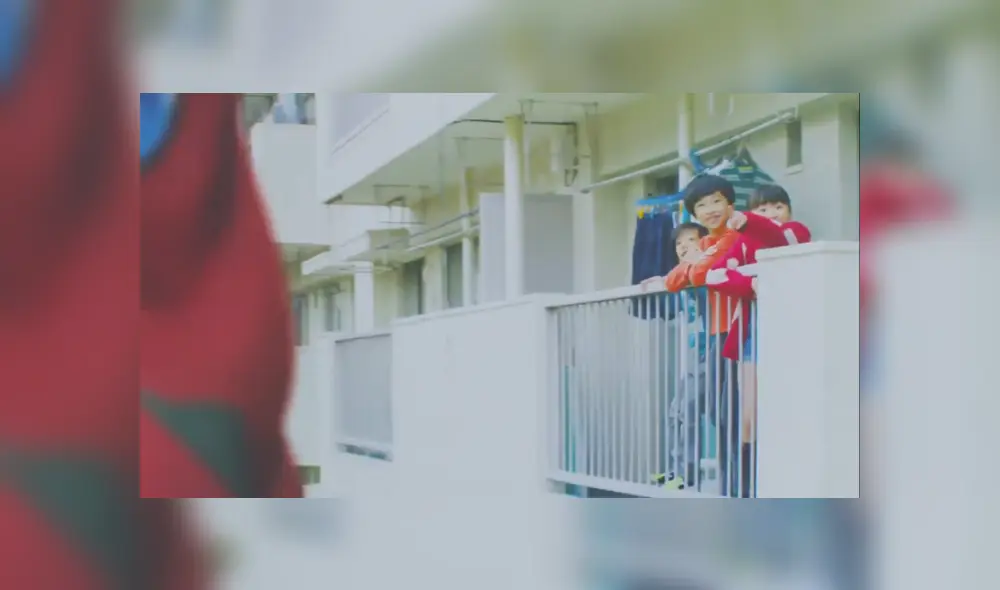 Niños observando a un Digimon gigante desde un balcón.