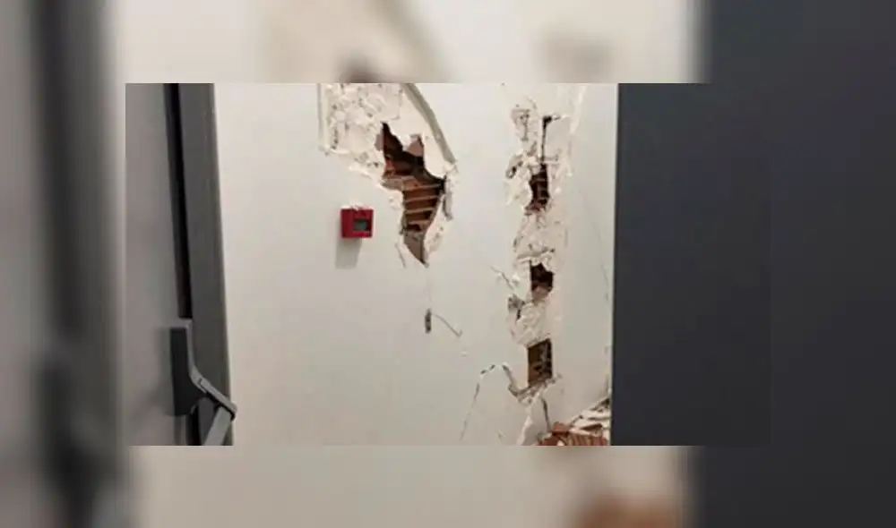 Las paredes de algunos edificios y casas también sufrieron los graves daños del terremoto. Foto: Yeniakit Las paredes de algunos edificios y casas también sufrieron los graves daños del terremoto. Foto: Yeniakit