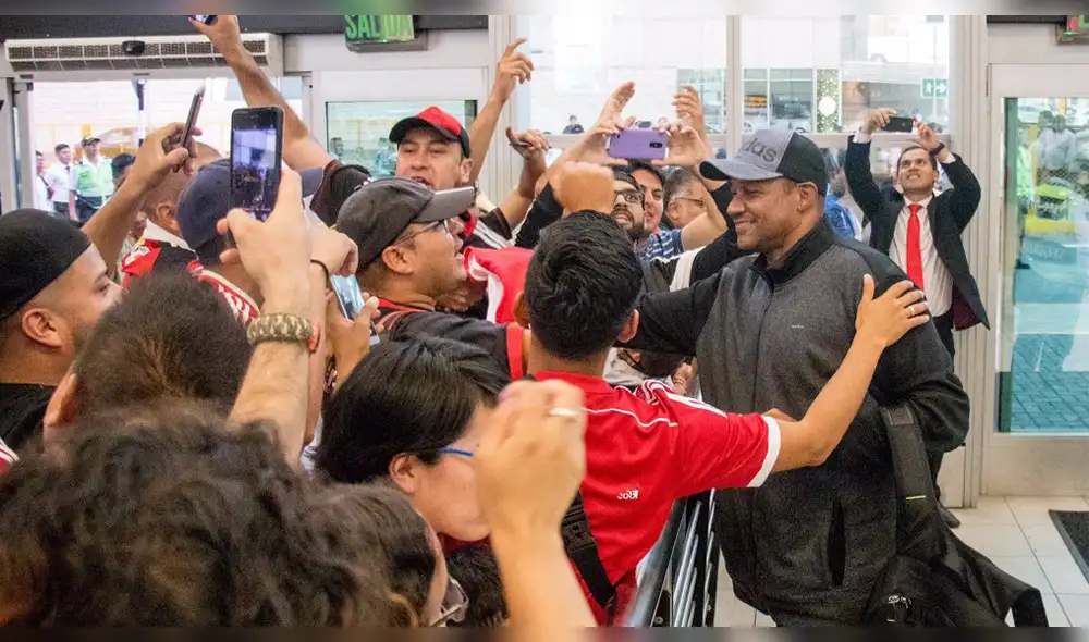 Caracas FC recibe emotiva bienvenida de hinchas venezolanos en Lima [VIDEO] 