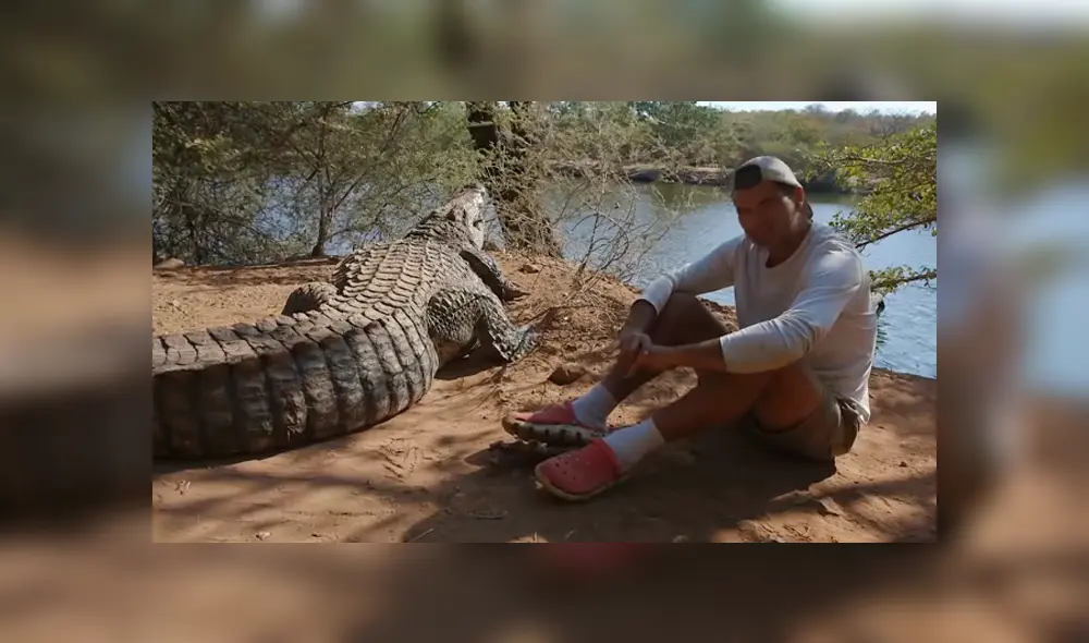 Vía YouTube. El explorador se puso a pocos centímetros de un enorme cocodrilo y recibió un ataque.