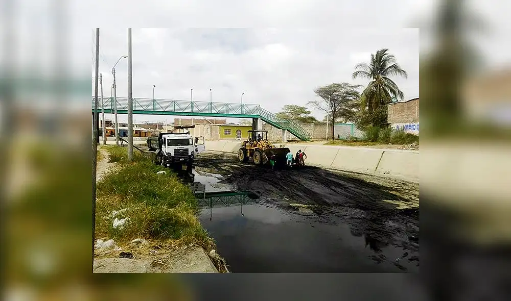Obreros ediles retiran lodo y basura de contaminado canal Vía en Sullana Obreros ediles retiran lodo y basura de contaminado canal Vía en Sullana